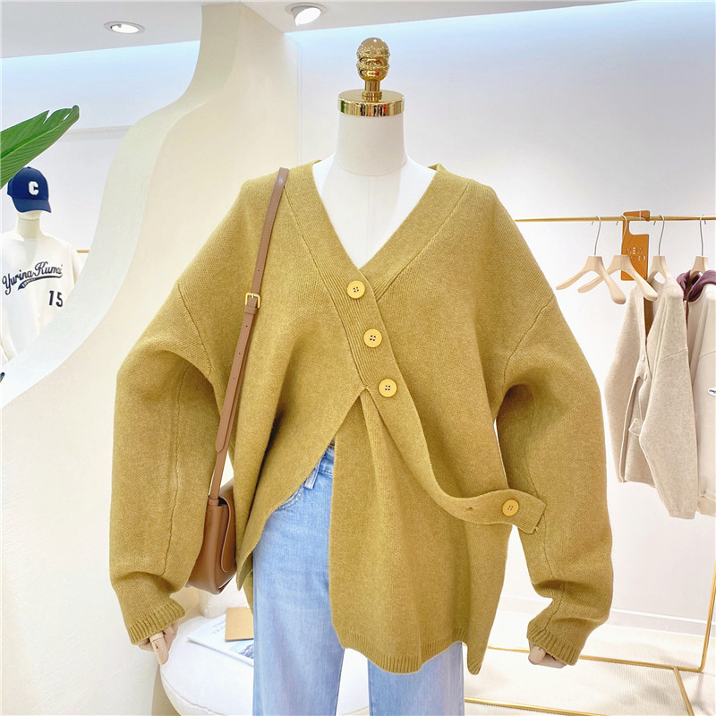 设计纽扣慵懒v领T台风纯色宽松大码新年红色针织毛衣外套女装时尚