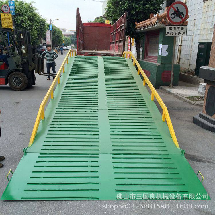 移动登车桥叉车卸货平台移动登车桥10米货柜卸货平台
