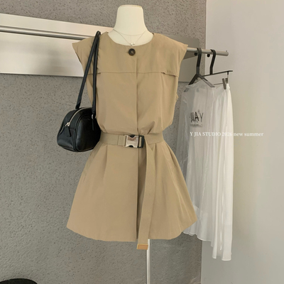 女夏小个子高级流行韩系时尚卡其色工装背心裙显瘦收腰短裙连衣裙