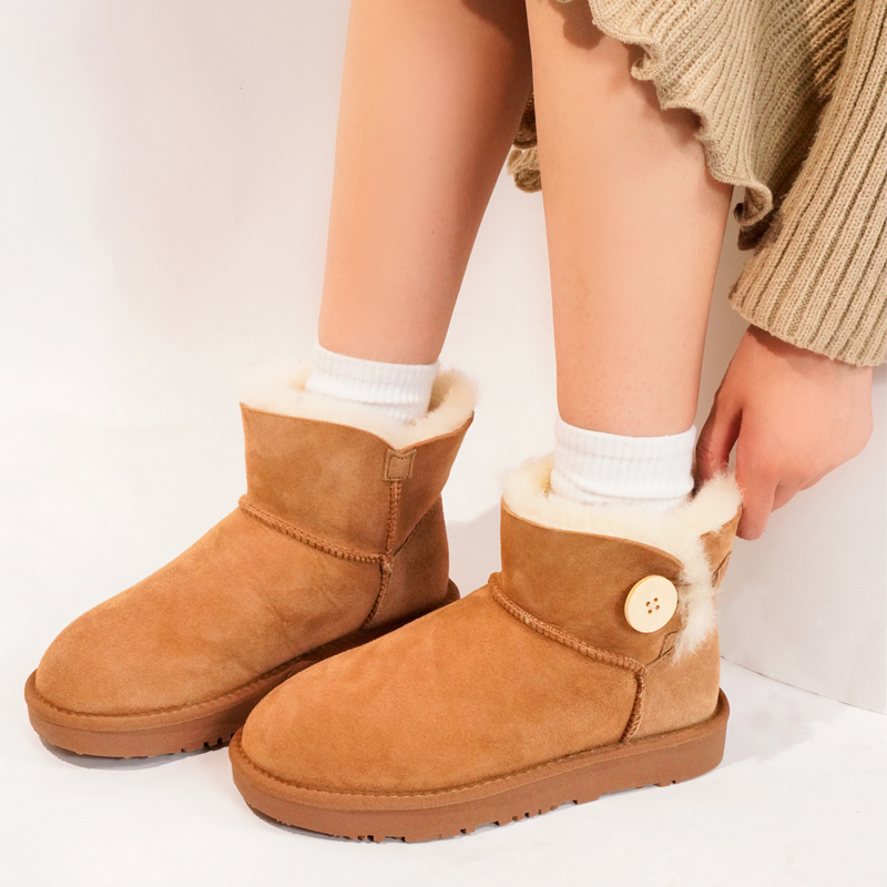 2025冬季新款雪地靴女羊皮毛一体加绒加厚木扣保暖短筒防滑鞋桑坡