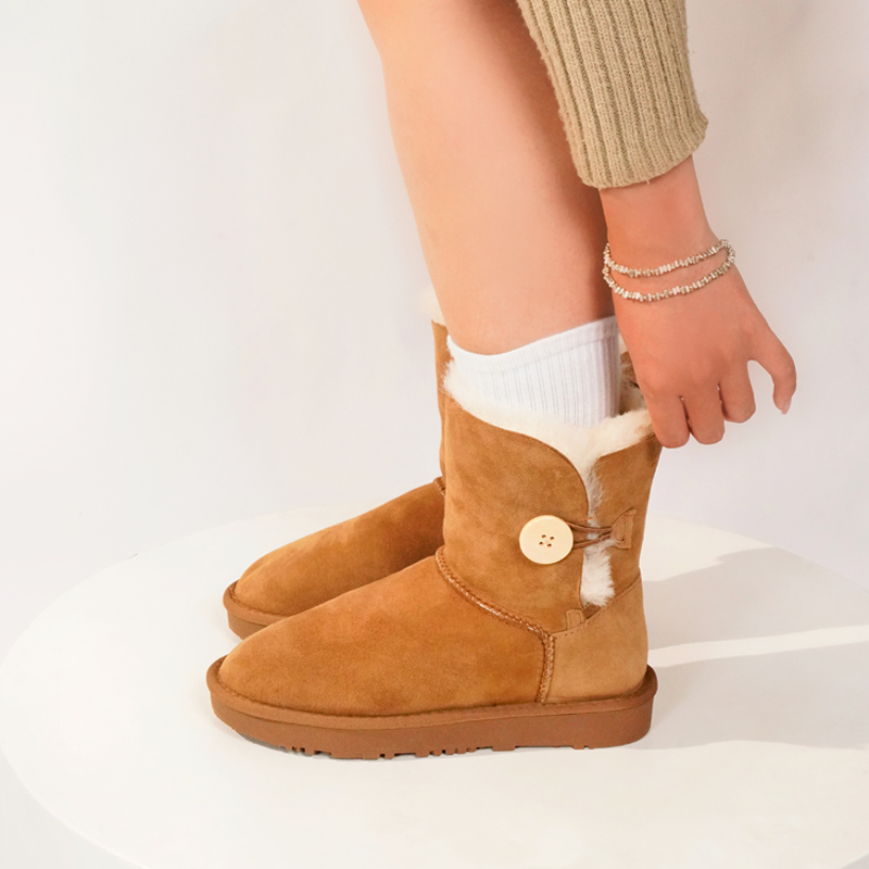 2025冬季新款羊皮毛一体雪地靴女加绒加厚防滑棉鞋中筒木扣靴桑坡