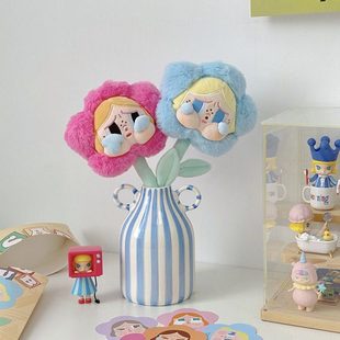 哭娃花束花瓶crybaby花朵蓝色条纹双耳陶瓷创意可爱家居装 饰摆件