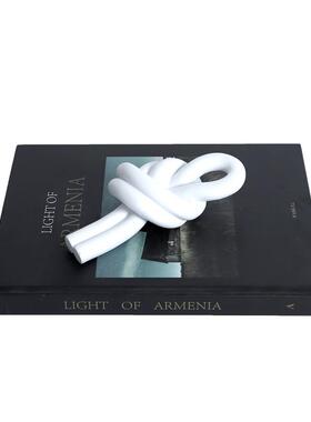 现代样板房售楼部抽象白色绳结摆件抽象几何扭曲打结玄关装饰