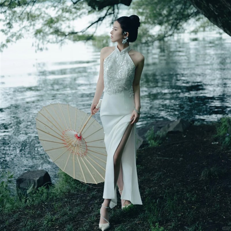 新中式晨袍女新娘婚礼晨拍礼服气质旗袍白色立领修身订婚连衣裙女