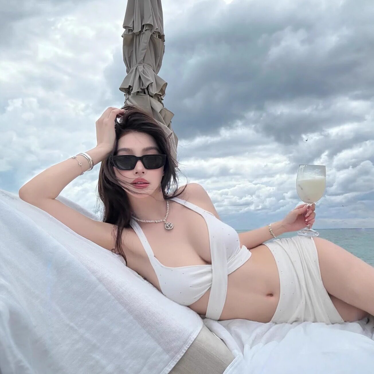 2025新款泳衣女小胸聚拢比基尼温泉高级感三件套渡假绝美白色性感