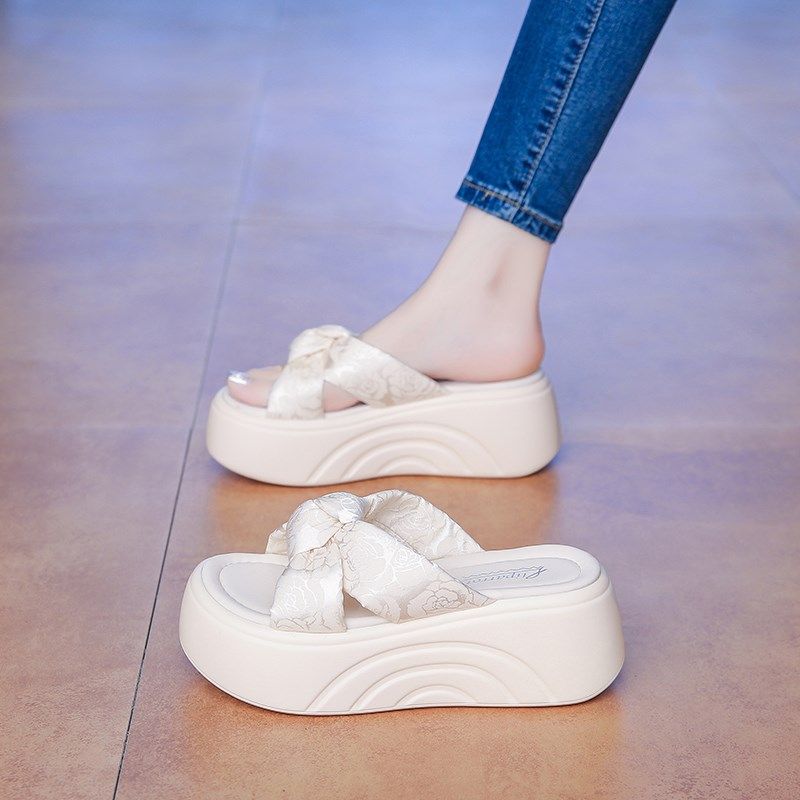 凉拖鞋女2025新款夏季高级感松糕厚底增高防滑一字沙滩凉鞋小码33