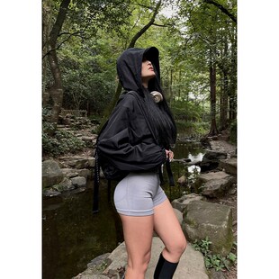 井也 黑色运动连帽工装短外套女秋新款宽松休闲辣妹露腰夹克上衣