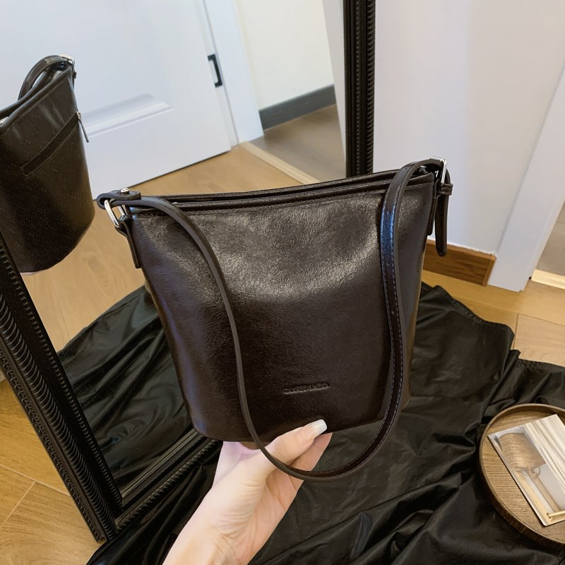 超火小包包女式2025新款小众百搭单肩斜挎包高级感复古腋下水桶包