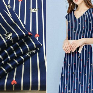 蓝底白竖条爱心狗狗印花 桑蚕丝绸连衣裙布料 重磅真丝弹力缎面料