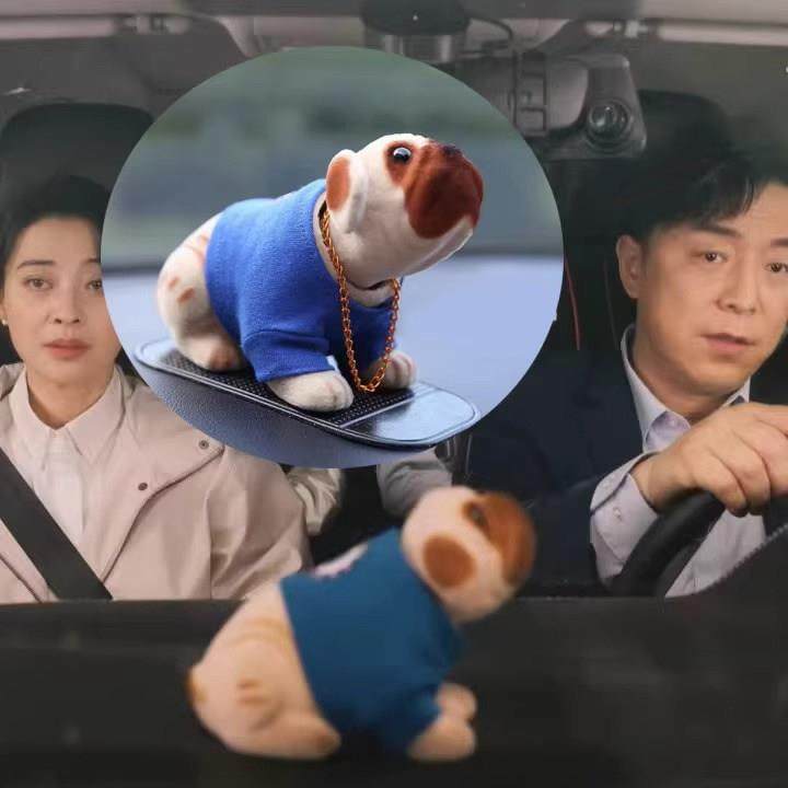 大耳朵狗狗摇头车内装饰沙皮狗蓝色衣服汽车摆件仿真狗植绒树脂