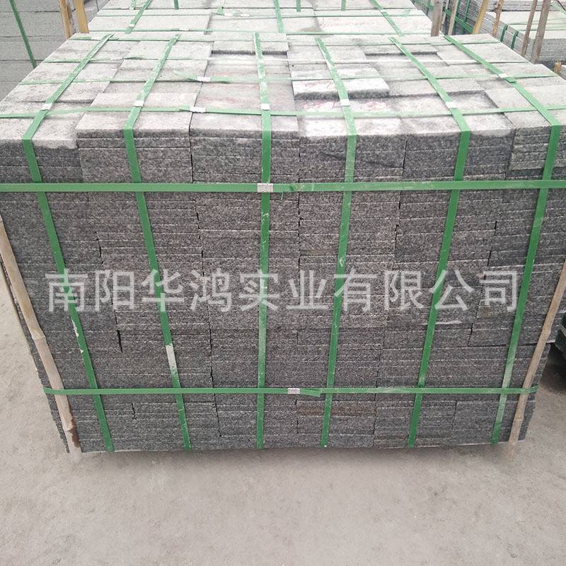河南芝麻灰新鲁灰花岗岩火烧面广场地铺石防滑人行道地板砖火烧石