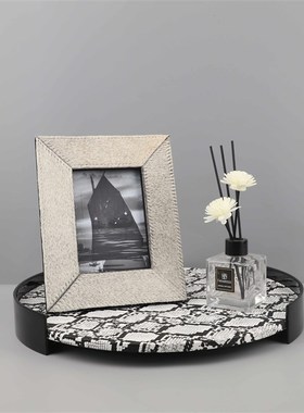 北欧创意圆形黑白k蛇皮纹收纳托盘摆件玄关卧室客厅样板房家居饰