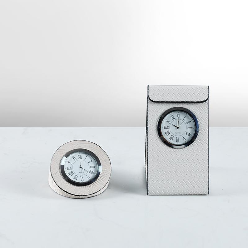 轻奢现代金属艺术皮革闹钟台上钟表摆件样板间售楼处客厅软装饰品