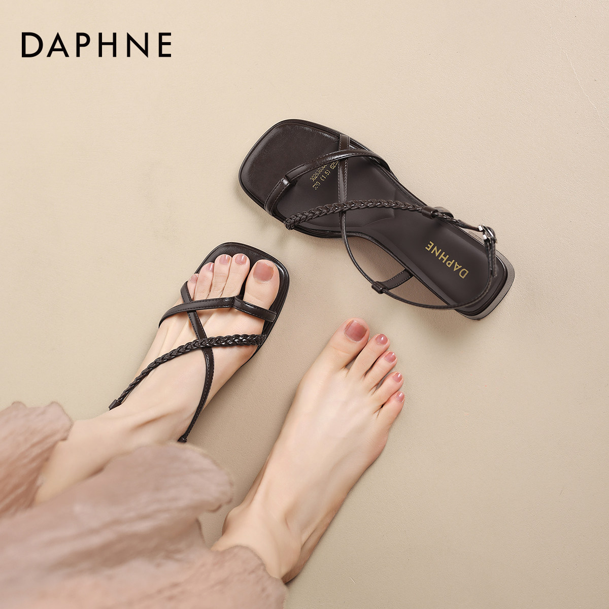 达芙妮夹趾凉鞋女2026流行新款春夏季绑带高跟鞋配裙子绝美女鞋子