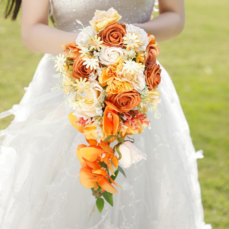 新娘仿真花橘色色调水滴手捧花人造蝴蝶兰新娘手捧花户外拍摄道具