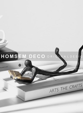 现代轻奢铸铁看书人物摆件样板间客厅书房玄M关柜创意趴姿阅读小