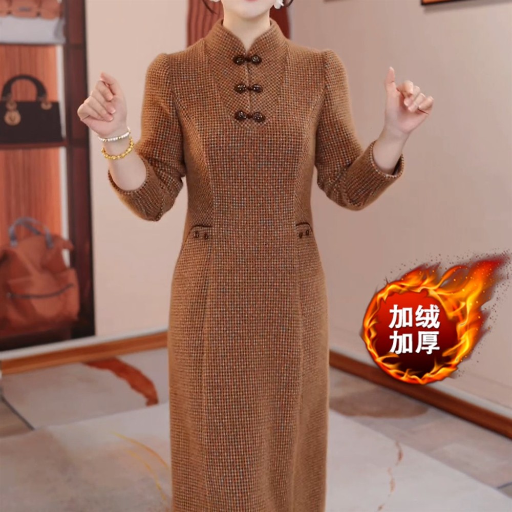 高端长袖加绒加厚连衣裙女2026秋冬新款流行中长款修身显瘦裙子
