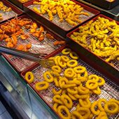 超市熟食油炸红黑创意滤油炸托盘胖东来炸鸡店皇后陈列展示隔漏盘