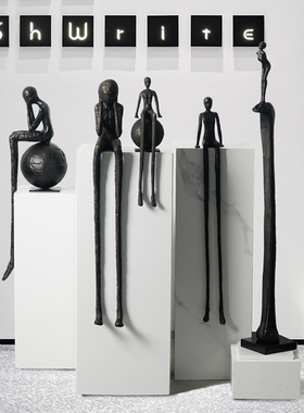 现代抽象铁艺人物雕塑艺术品样板房坐姿金属铁艺长U腿坐姿人像摆