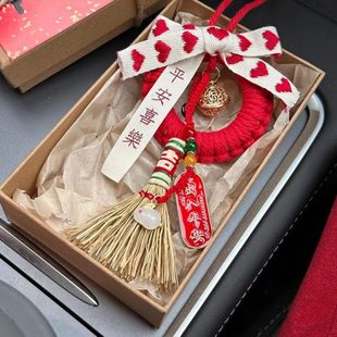 新年车载挂件装饰品小扫把扫除霉运迎接纳福好远氛围感新年礼物