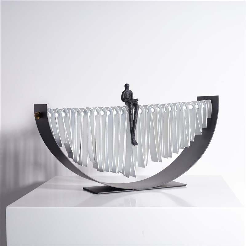 现代艺术软装饰品家居样板间玄关电视柜茶L几人物看书造型金属摆