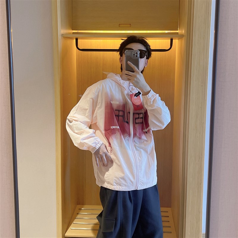 范哲贤 2025夏季新款涂鸦渐变连帽时尚防晒服冲锋衣男薄宽松外套