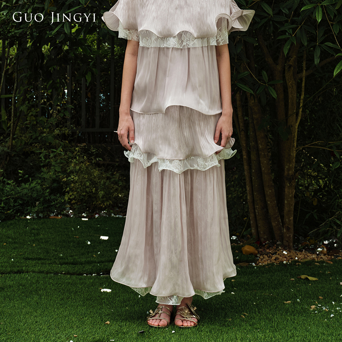 GUO JINGYI2026早秋新品优雅休闲时尚藕紫流光蕾丝多层鱼骨半裙女