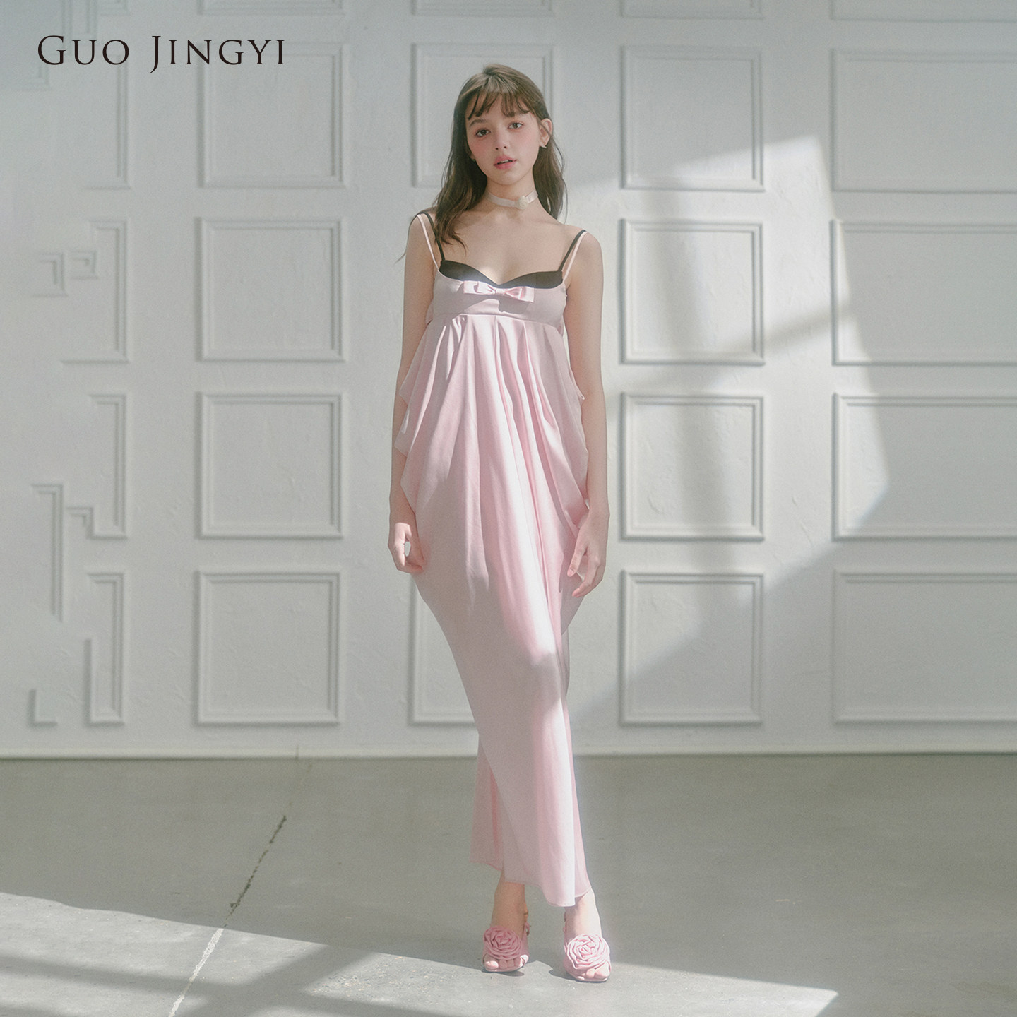 GUO JINGYI春夏新品高级感粉缎拼黑假两件无袖花瓶裙女