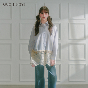 GUO JINGYI2025春夏新品艺术蕾丝拼接蓝条纹棉海风衬衣落肩上衣女