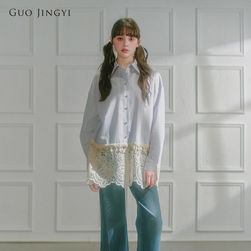 GUO JINGYI春夏新品艺术蕾丝拼接蓝条纹棉海风衬衣落肩上衣女