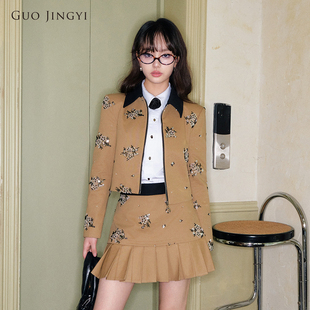 GUO JINGYI秋冬显瘦复古卡其绣珠图案黑领短款正肩外套上衣女