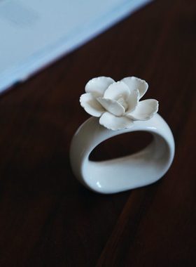 一朵盛开的花朵 出口北欧浪漫的人工手捏花餐巾扣 餐桌仪式感装饰