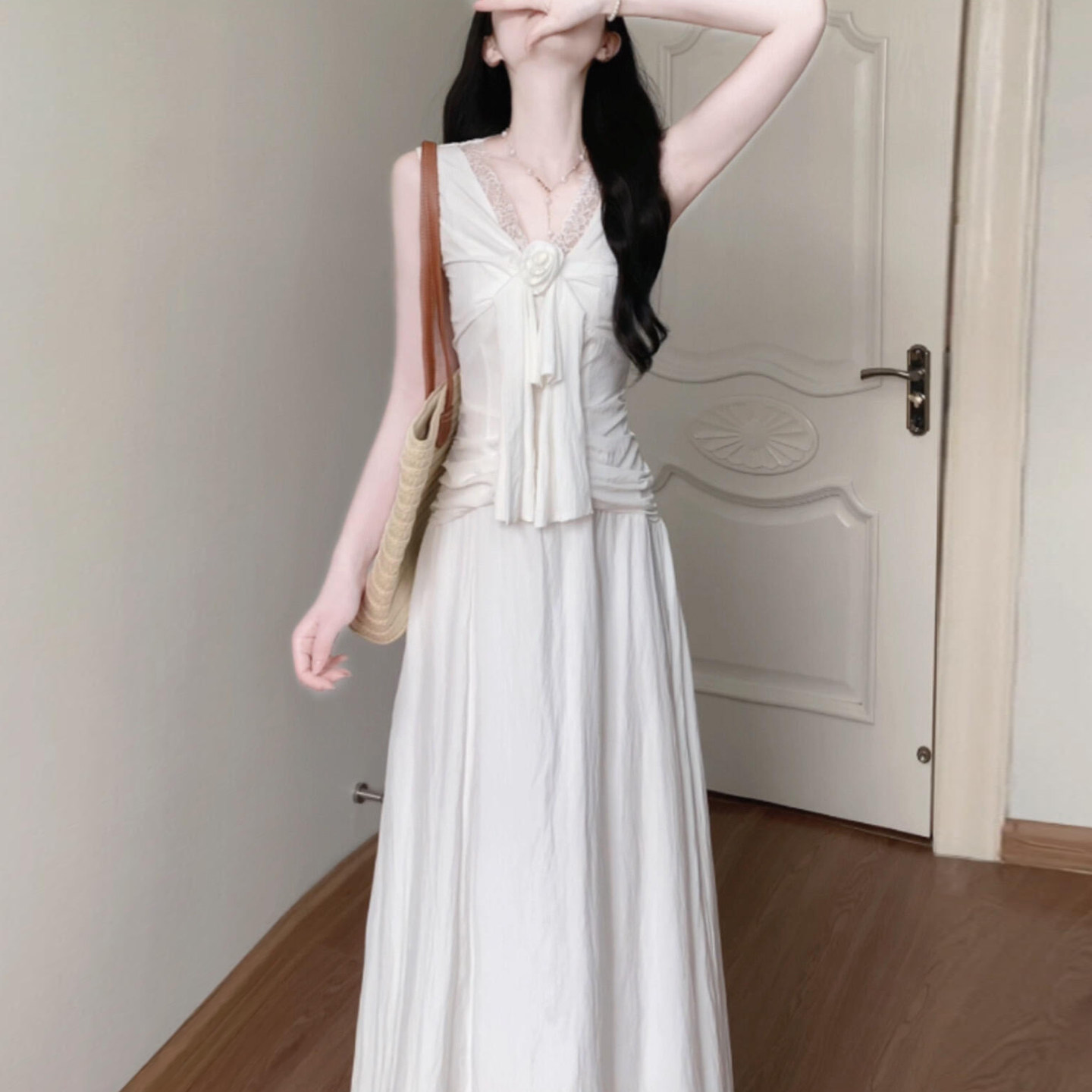 白色法式V领吊带连衣裙子女夏季2026新款巨好看绝美掐腰气质长裙