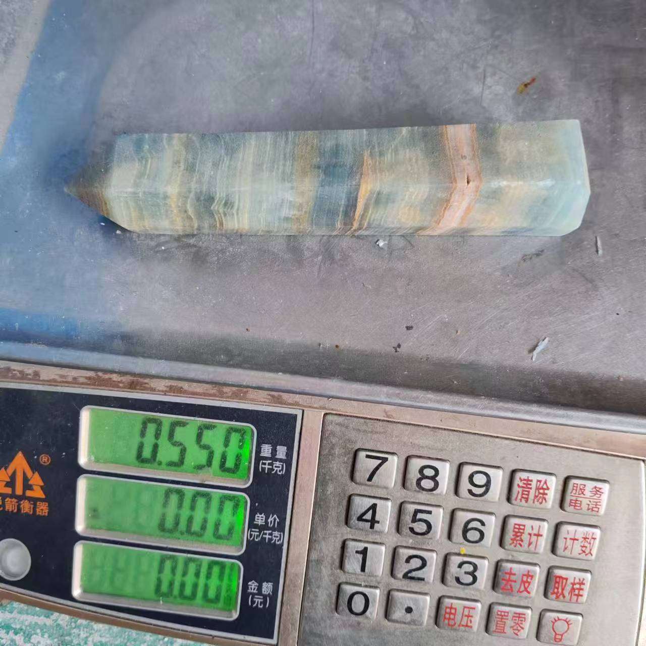 ?东海天然水晶六棱单尖柱蓝力士原石打磨半宝石水晶柱摆件厂家批