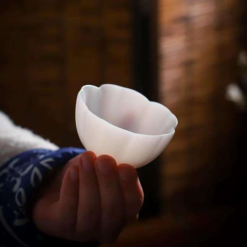 高端冰种玉瓷梅花杯陶瓷主人杯女士品名杯花瓣杯德化白瓷大师藏品