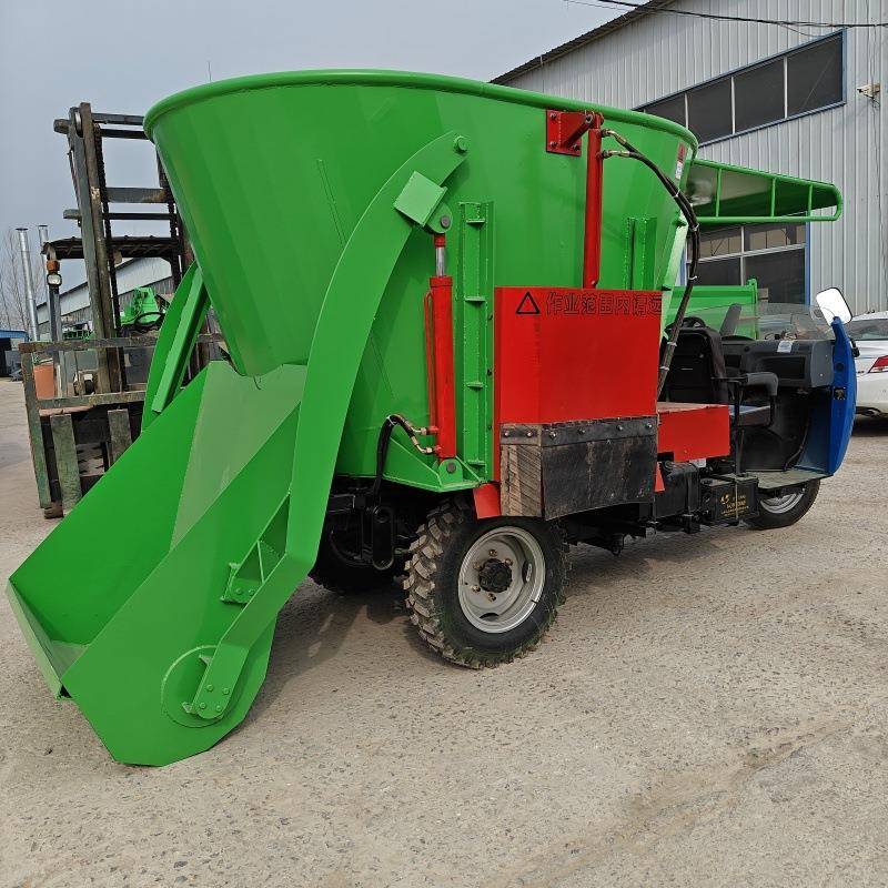 柴油五方牧场饲料撒料车牛羊马养殖喂料机草料电动3方投草车