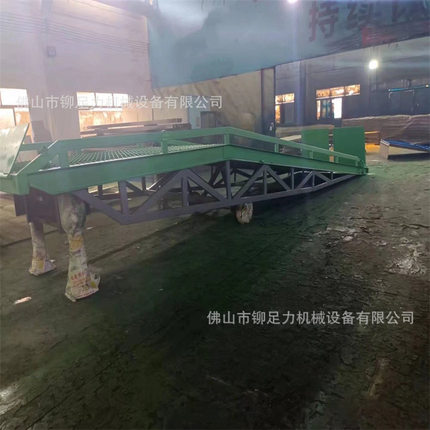 现货供应叉车爬坡装柜台厂家电话与10吨液压式装货柜平台厂家价格