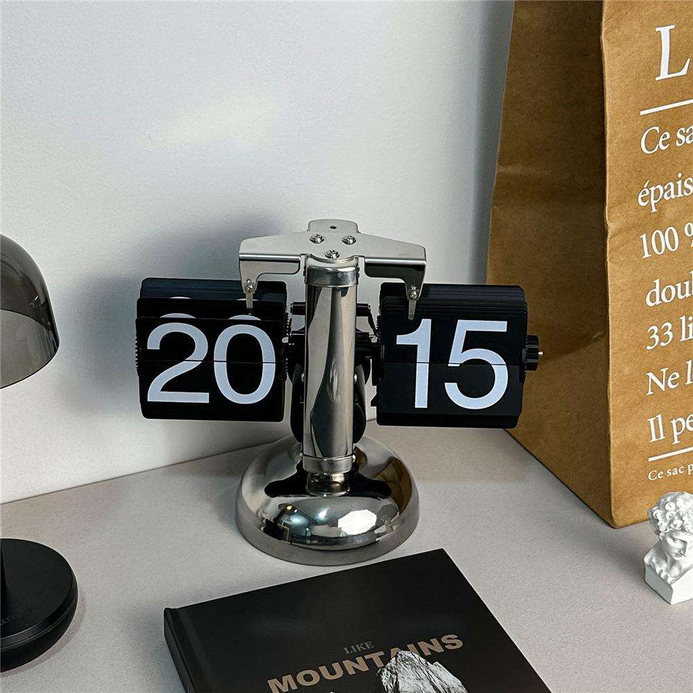 小天平自动单脚双脚翻页座钟书桌床头台钟经典创意钟表金属摆钟