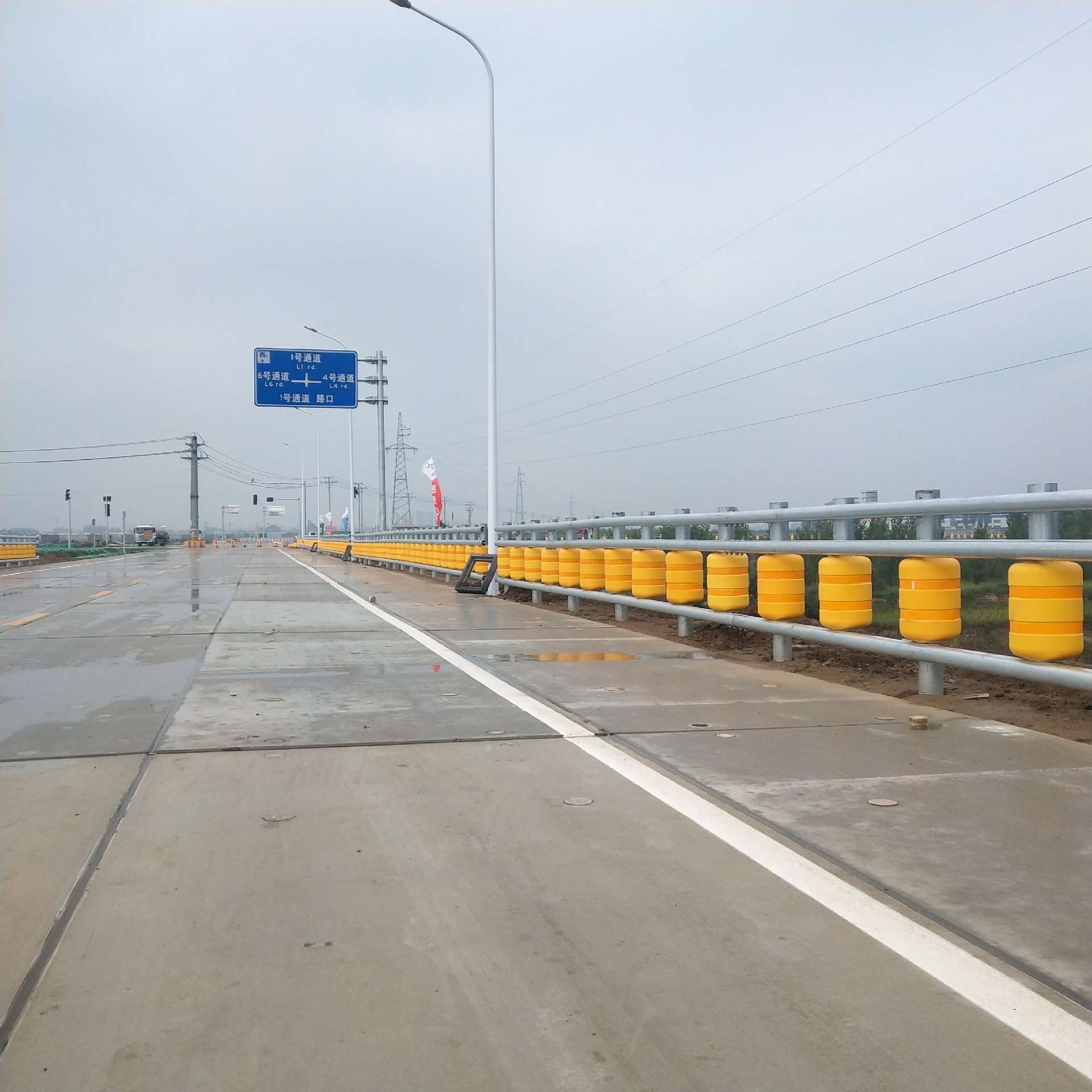 高速公路滚筒式防护栏 旋转防撞桶护栏 道路抗冲击防撞护栏