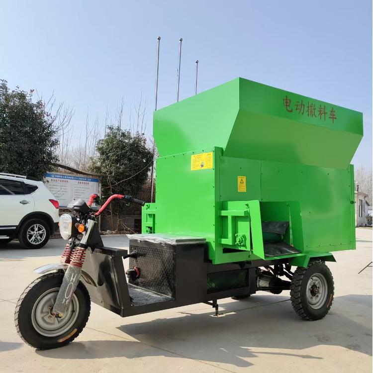 3方饲料撒料车养殖场三轮运料车牛羊饲喂自动上草车