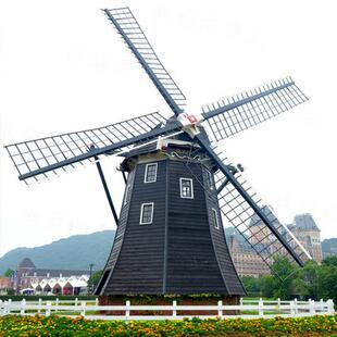 大型钢结构防腐木景观风车 仿古地标建筑工程 度假村景区美陈装饰