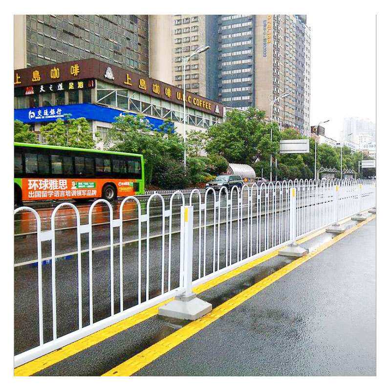 供应市政热镀锌钢U型实心京式交通护栏 交通道路公路栏杆马路围栏