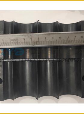 徐工压路机 XS202/223/263j S202.11.1-1 橡胶油管管夹 228700444