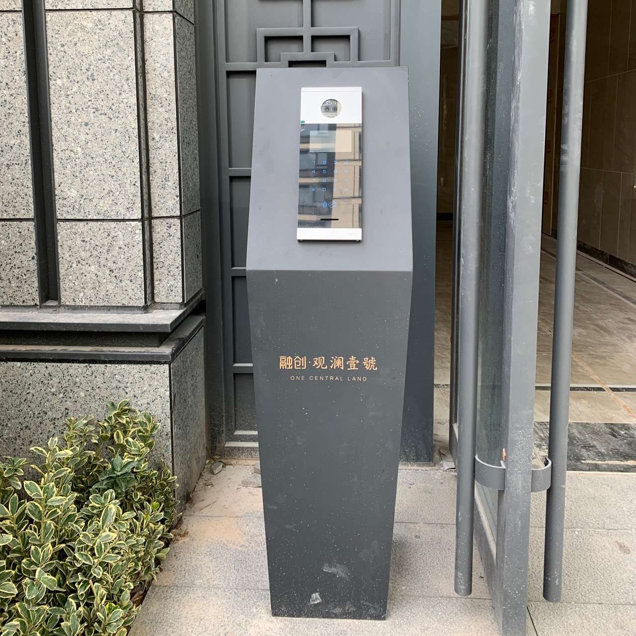 地产小区门禁立柱标识牌人脸识别密码输入门禁牌