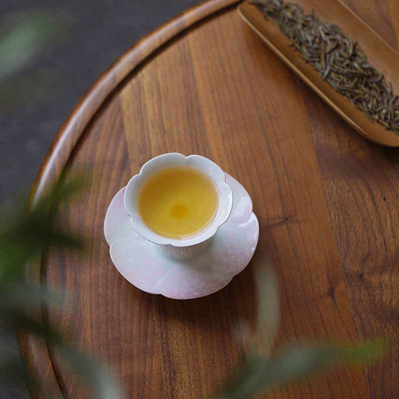 纯手绘桃粉莲花葵口茶盏茶杯家用陶瓷主人杯单个高足品茗杯带杯垫