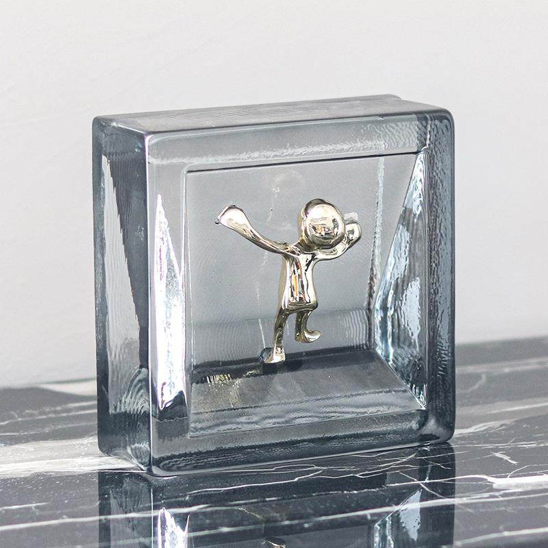 轻奢创意金属人物摆件样板间酒店书房桌面方块透明水晶装饰工艺品