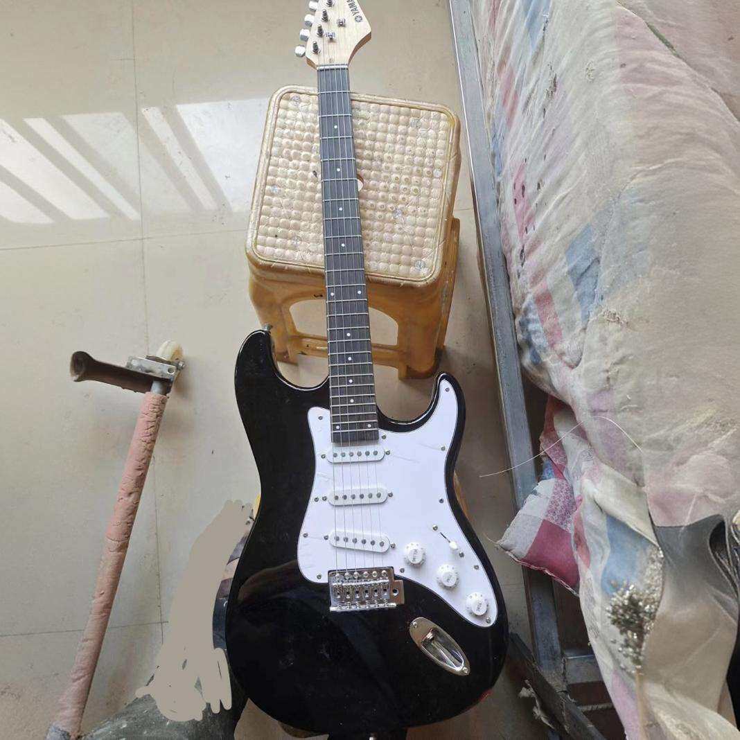 厂家 ST电吉他初学者黑白色男女生通用摇滚电音演出吉他潮流