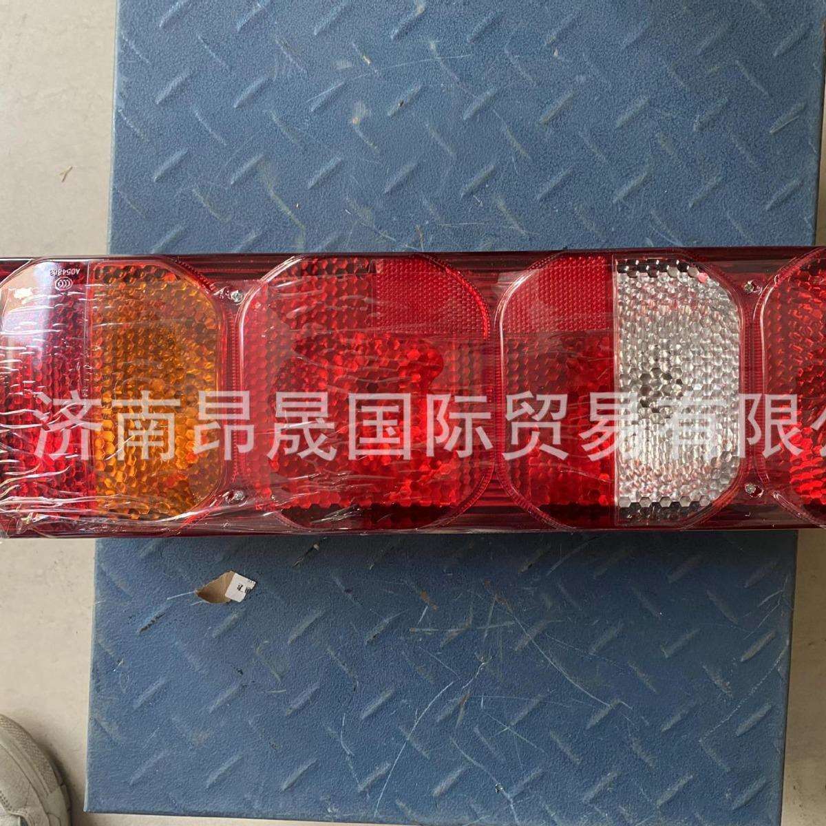 配件出口重汽T7H 汕德卡C7H WG9925810002带侧标志灯功能组合后灯