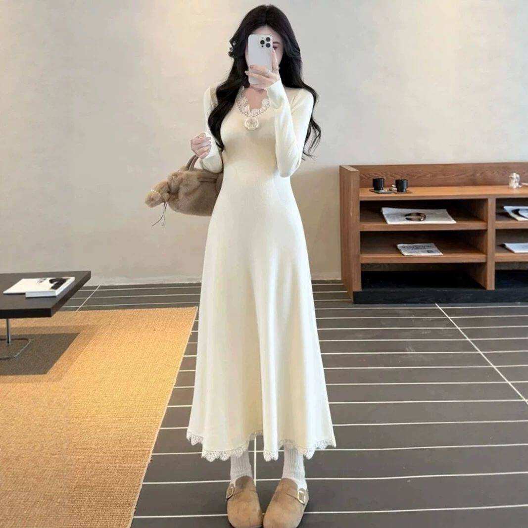 三姑娘法式花朵针织长款连衣裙女秋冬内搭气质收腰打底杏色长裙子