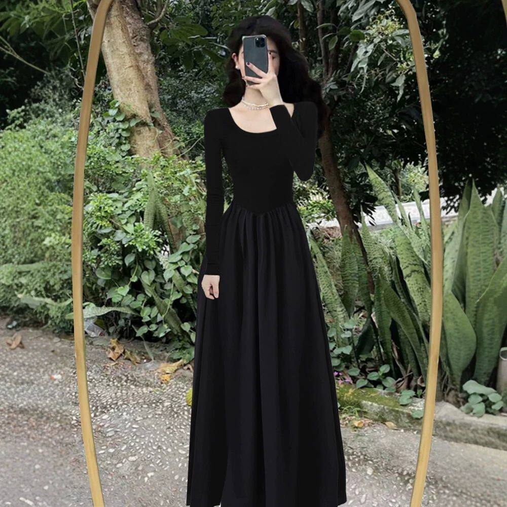 赫本黑色连衣裙女2026秋季新款长袖收腰显瘦小黑裙高级感圆领长裙